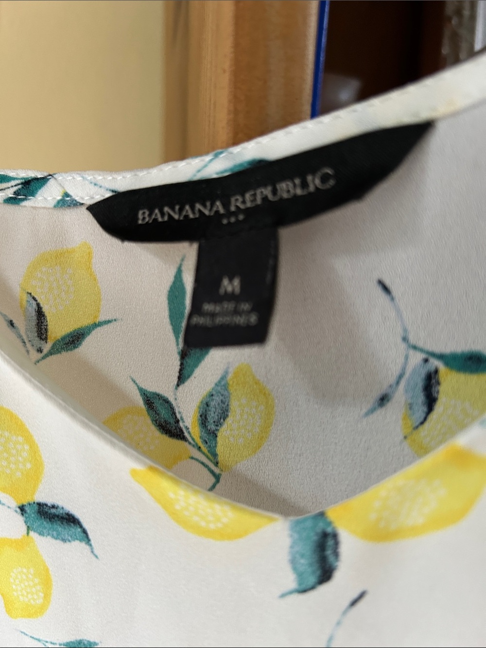 Banana Republic White Lemon Print V-Neck Cami - Picture 2 of 3